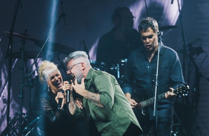 Spuntone Mendaro ft. Valeria Lynch y Mariano Martínez